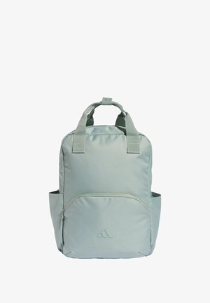 Sac à dos vert clair en tissu lisse et résistant ; doté de deux poignées supérieures, d'une poche avant zippée et de poches latérales en filet.