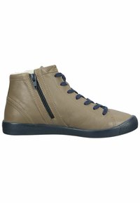 Baskets montantes en cuir beige avec des lacets bleu marine, fermeture éclair sur le côté et semelle en caoutchouc texturée. Doublure en polaire visible au niveau du col.