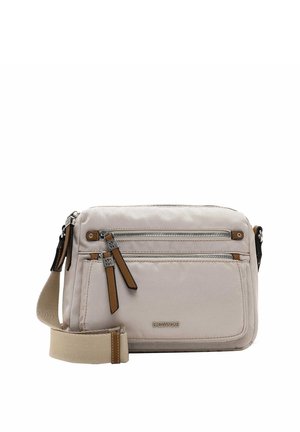 Sac bandoulière beige clair avec plusieurs poches avant zippées et tirettes en cuir marron, avec une bandoulière en tissu réglable.