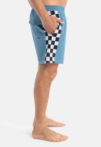 Herren-Schwimmshorts in Hellblau, mit einem schwarz-weiß karierten Seiteneinsatz, elastischem Bund mit Kordelzug und seitlicher Tasche.