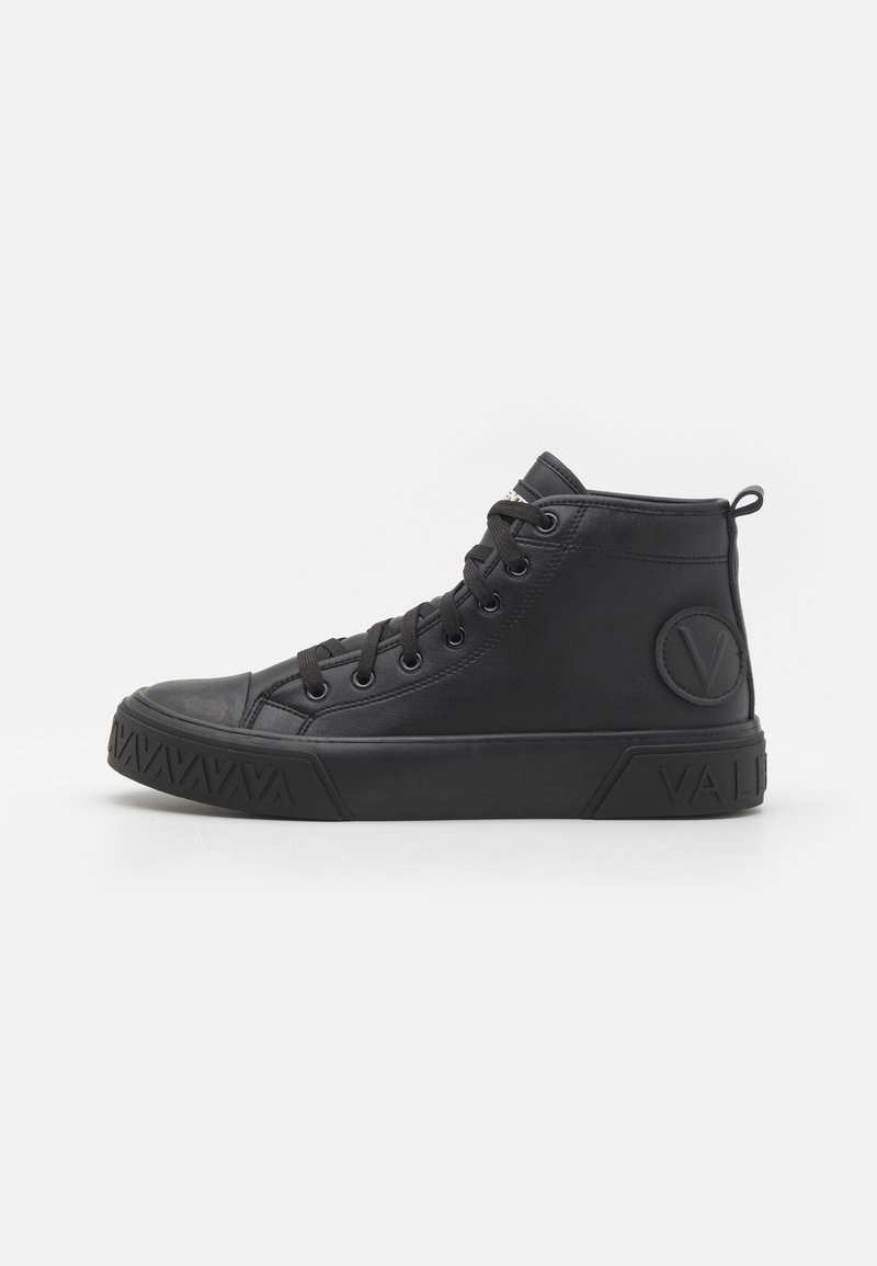 Schwarze High-Top-Sneaker aus glattem synthetischen Material. Verfügt über eine runde Zehenpartie, ein Schnürsystem vorne und eine ausgeprägte Gummisohle mit strukturierten Kanten.