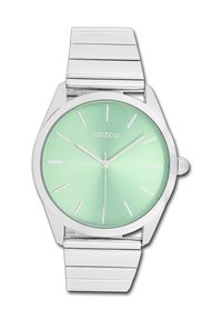 Montre en métal argenté avec un boîtier géométrique, un cadran vert métallique et des index d'heure argentés. Présente un bracelet en métal de type maillons.