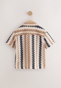 Kurzärmeliges Hemd mit Zickzackmuster in Beige-, Marine- und Brauntönen, ausgestattet mit einem Kentkragen und strukturiertem, gewebtem Stoff.