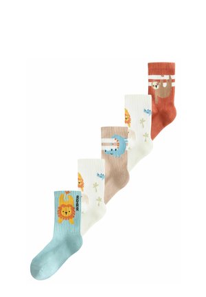 Cinq chaussettes colorées pour enfants avec des motifs d'animaux, dont un lion, un dinosaure et un paresseux, disposées en diagonale sur un fond blanc.