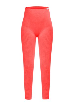 Ribbede leggings i lys koral med høj talje. Lavet af strækbart materiale, de har en glat tekstur og et tætsiddende design.