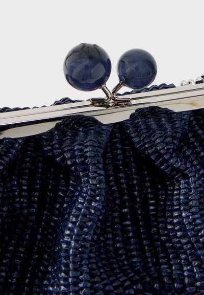 Σκούρο μπλε υφασμάτινο πορτοφόλι με υφή, με ασημένιο μεταλλικό κούμπωμα που διαθέτει δύο στρογγυλά διακοσμητικά κουμπιά σε ναυτικό μπλε χρώμα.