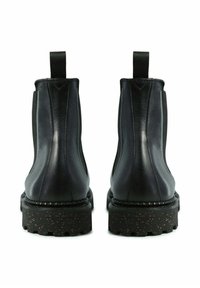 Bottes basses en cuir noir avec panneaux latéraux élastiques et semelles en caoutchouc à texture mouchetée. Design minimaliste avec languettes de traction à l'arrière.