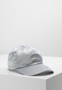 Sølv satin baseballcap med buet skygge, syede detaljer og en justerbar rem bagpå. Glat overflade og skinnende finish.