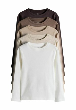 Fem langærmede t-shirts med rund hals i en stablet opstilling, med farver fra hvid til forskellige nuancer af brun og sort.