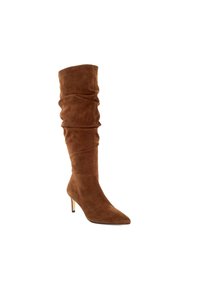 Bottines en daim marron, à hauteur de cuisse, avec un design décontracté, un bout pointu et un talon fin. Texture lisse avec des plis doux le long de la tige.