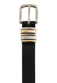 Melna ādas josta ar sudraba taisnstūra sprādzi un četriem pārmaiņus zelta un sudraba metāla gredzeniem pie sprādzes.