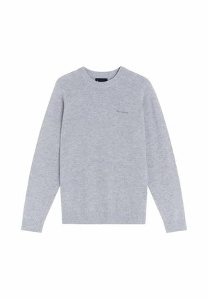 Lichtgrijze crewneck trui van zachte stof. Kenmerkt zich door ribgebreide manchetten en zoom, met een klein geborduurd logo op de borst.