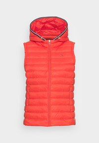 Rød quiltet ærmeløs puffer vest med frontlynlås og justerbar hætte, der har stripet kant og metal snoretræk.