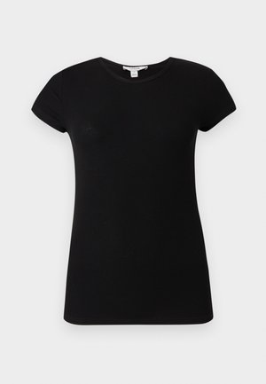 Fekete, rövid ujjú, bordázott, testhezálló, kerek nyakú póló, világos háttér előtt, laposan elrendezve.