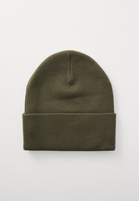 Berretto a maglia verde oliva con risvolto, caratterizzato da una texture liscia e una parte superiore arrotondata, adatto per il calore e l'abbigliamento informale.