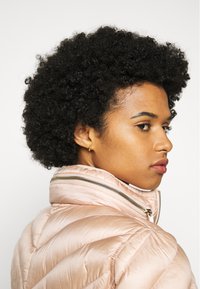 MICHAEL Michael Kors SHORT PACKABLE  - Casaco de penas - powder blush