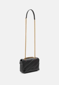 Sac à main en cuir noir avec motif matelassé diagonal, chaîne dorée et texture lisse. Forme compacte conçue pour se porter à l'épaule.