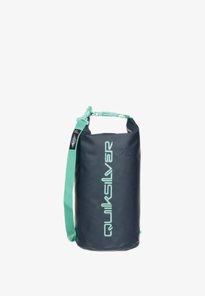 Czarna i morska torba Quiksilver typu dry bag z zamknięciem na zwijany wierzch i regulowanym paskiem na ramię, przeznaczona do przechowywania wodoodpornego sprzętu.