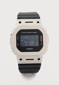 Ψηφιακό ρολόι Casio με ορθογώνιο ασημί πλαίσιο, μαύρο λαστιχένιο λουράκι και καθαρή οθόνη LCD που δείχνει ημερομηνία και ώρα. Ανθεκτικό στο νερό έως 20 bar.