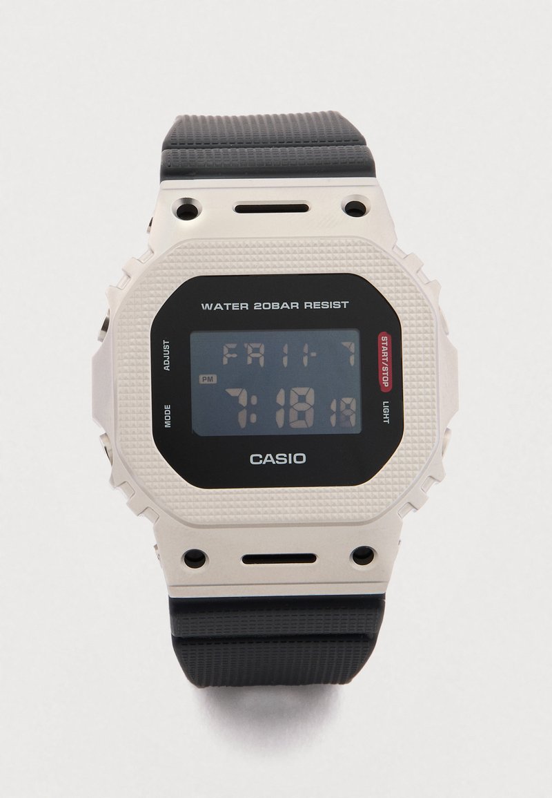 Ψηφιακό ρολόι Casio με ορθογώνιο ασημί πλαίσιο, μαύρο λαστιχένιο λουράκι και καθαρή οθόνη LCD που δείχνει ημερομηνία και ώρα. Ανθεκτικό στο νερό έως 20 bar.