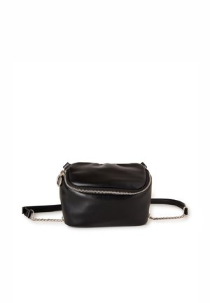 Borsa a tracolla in pelle nera con cerniera curva in argento e tracolla regolabile con catena, su sfondo bianco.