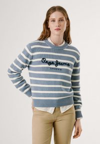Jersey de punto a rayas azul y blanco con cuello redondo, que presenta el logo bordado "Pepe Jeans London" en el pecho y puños acanalados.