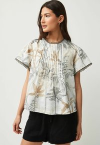 Next SHORT SLEEVE PLEAT FRONT - Blus - ecru palm print