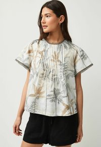 Next - SHORT SLEEVE PLEAT FRONT - Blůza - ecru palm print Miniatura obrázku 1