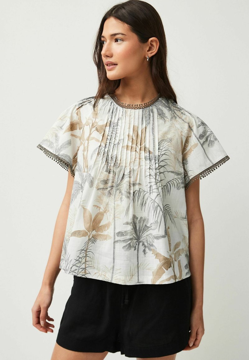 Next - SHORT SLEEVE PLEAT FRONT - Blůza - ecru palm print, Zvětšit