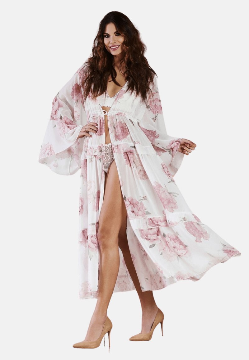 Kimon z przezroczystym, kwiatowym wzorem i dzwonowymi rękawami. Miękka, biała tkanina z różowymi kwiatami, z zmarszczoną talią i wysokim rozcięciem.