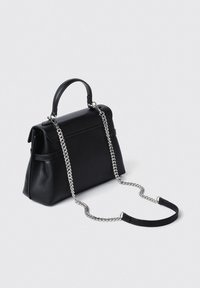 Borsa a tracolla nera in pelle con un design strutturato, dotata di manico superiore e una tracolla in catena argentata staccabile. Texture liscia e accenti minimi.