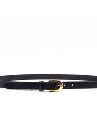 Cintura in pelle nera con fibbia dorata. Presenta una superficie liscia e fori per la regolazione. Realizzata in Italia, contrassegnata con taglia e marchio.