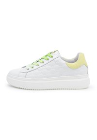 Sneaker bianco con una tomaia texture che presenta un motivo sottile, lacci verdi e un accento giallo sul tallone. Suola spessa bianca.