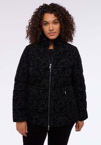 Czarna pikowana kurtka puchowa w kwiatowy wzór, z wysokim kołnierzem, z przodu na zamek oraz z bocznymi kieszeniami, z przeszyciami dodającymi faktury.