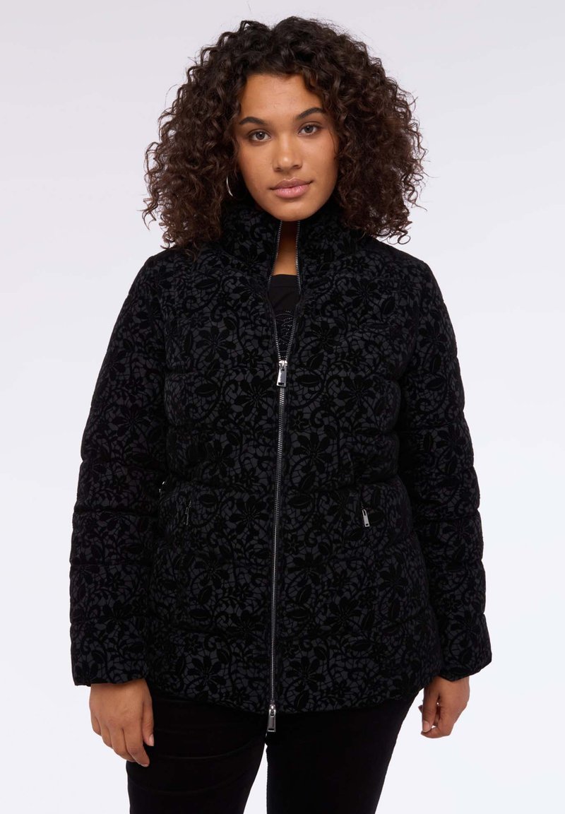 Czarna pikowana kurtka puchowa w kwiatowy wzór, z wysokim kołnierzem, z przodu na zamek oraz z bocznymi kieszeniami, z przeszyciami dodającymi faktury.