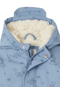 Blaue Kleinkinderjacke mit Dinosaurier-Prints, Reißverschluss und Druckknöpfen sowie einem cremefarbenen Fleecefutter innen in der Kapuze.