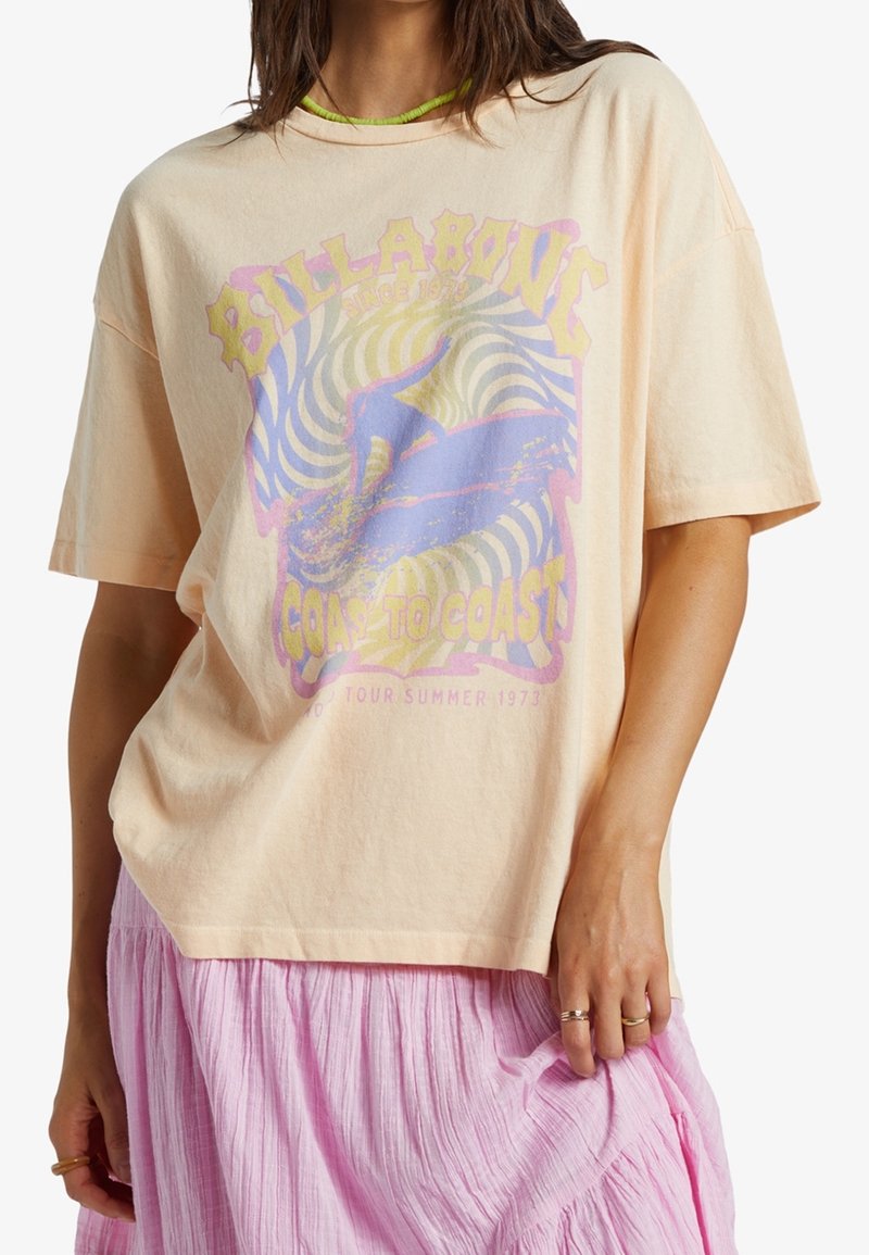 Perzikkleurig oversized t-shirt van katoen, met een kleurrijke spiraalgrafiek en de tekst "BILLABONG COAST TO COAST TOUR SUMMER 1973."