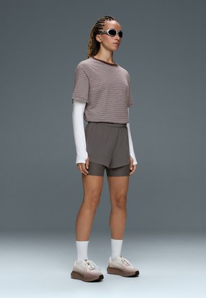 OYSHO, MID RISE 2-IN-1 TECHNICAL SHORTS - 2-in-1 shorts - grey