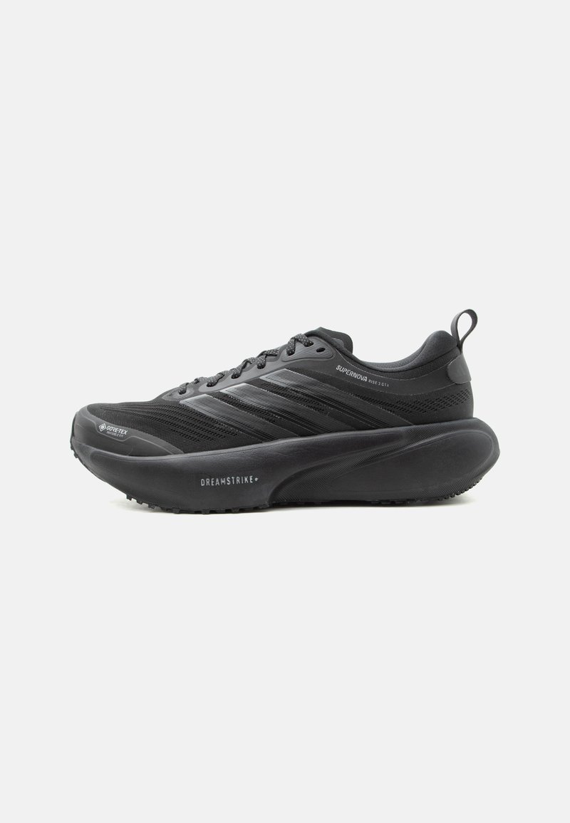 Chaussure de running noire Adidas Supernova avec semelle Dreamstrike amortissante, étiquette Gore-Tex et languette au talon sur fond blanc.