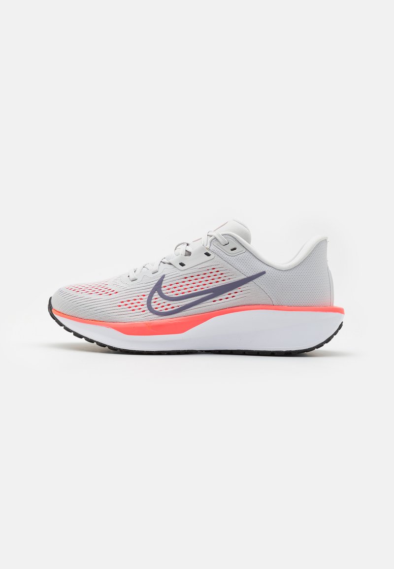 Nike Performance QUEST 6 - Tekaški copati za cesto - photon dust/dark raisin/hot punch/white/crimson tint