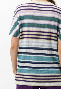 Stribet t-shirt i let bomuld med horisontale striber i teal, lilla og grøn på en creme baggrund; afslappet pasform med korte ærmer.