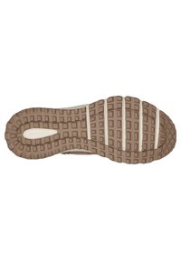 Schuhsohle mit einer strukturierten braunen Gummiunterseite, die rechteckige Muster und drei vertikale Rillen aufweist. Helle Akzentuierungen an den Seiten.