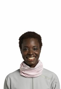 Lichtroze multifunctionele nekwarmer van zachte stof met subtiele patronen, gedragen over een grijze jas. Voorzien van merknaam bij de hals.