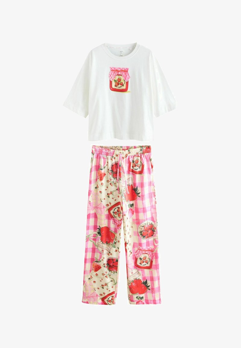 Wit kortärmelig shirt met een afbeelding van een aardbeienjam pot en roze geruite broek met diverse aardbeien en jam pot prints.