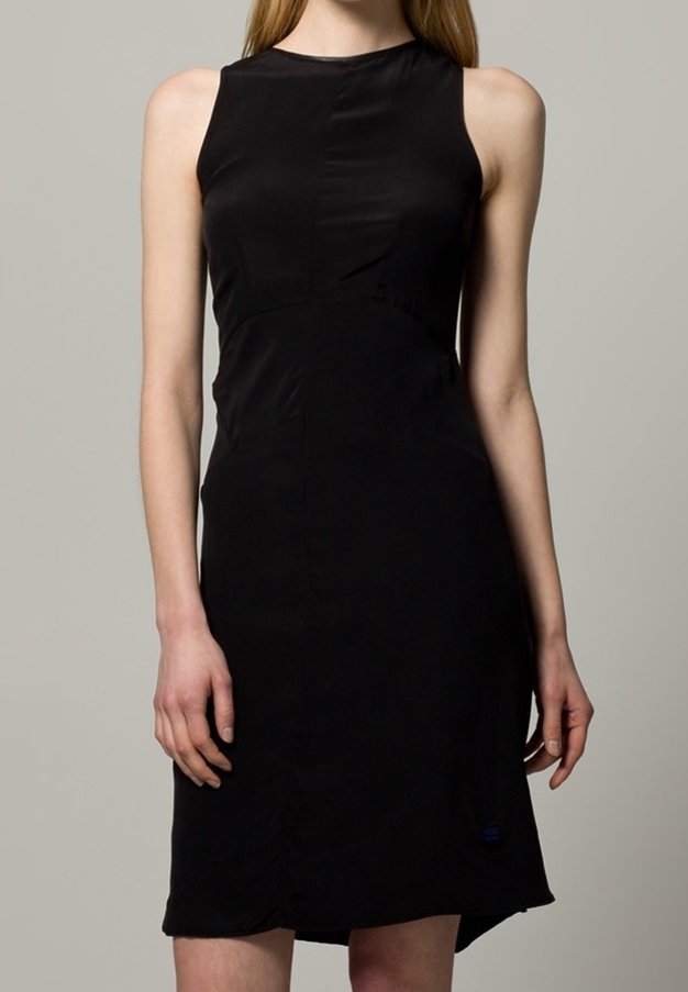 Svart ärmlös klänning med en figursydd silhuett, tillverkad av ett mjukt tyg. Har en rund halsringning och diskreta sidostickningsdetaljer.