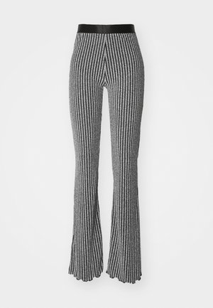 Pantaloni a palazzo lavorati a maglia in bianco e nero, con strisce verticali, vita aderente e tessuto texturizzato con una leggera lucentezza.