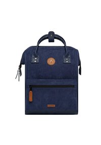 Sac à dos en velours côtelé bleu marine avec une poignée supérieure, une poche zippée à l'avant, des accents en cuir et un écusson logo circulaire au centre supérieur.