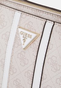 Guess NOREEN GIRLFRIEND CARRYALL - Ručna torba - dove logo