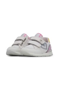 Weißes Sport-Schuhwerk aus Mesh und synthetischem Material, mit Klettverschlussriemen, lila und rosa Akzenten sowie einer strukturierten weißen Sohle.