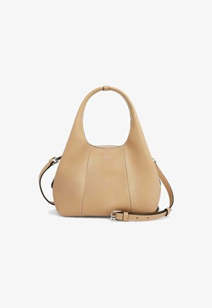 Hellbraune Ledertasche mit einem gebogenen oberen Griff und einem abnehmbaren Schultergurt. Glatte Textur mit dezenten Nahtdetails und minimaler Hardware.